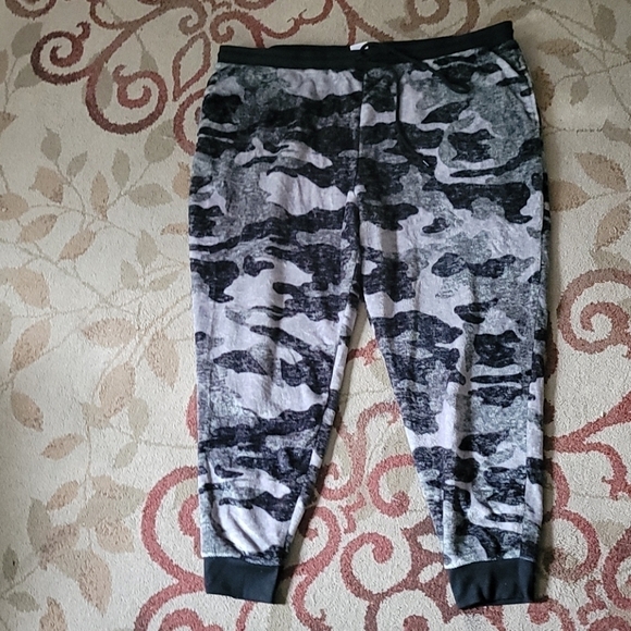 Very Soft And Warm Camouflage Jogger Pj Pants - Picture 1 of 3